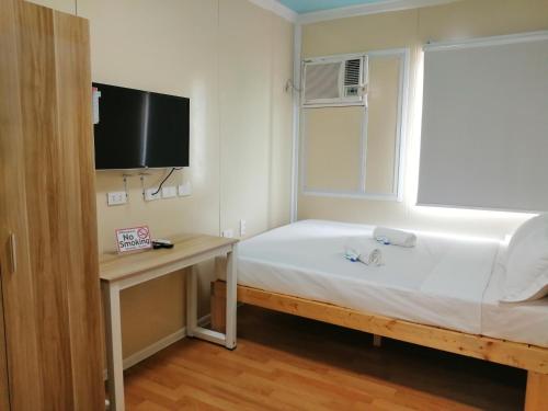 Llit o llits en una habitació de By The Sea Hotel Bulalacao