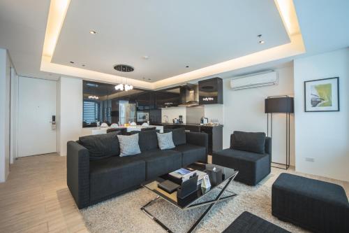 Χώρος καθιστικού στο The Alpha Suites