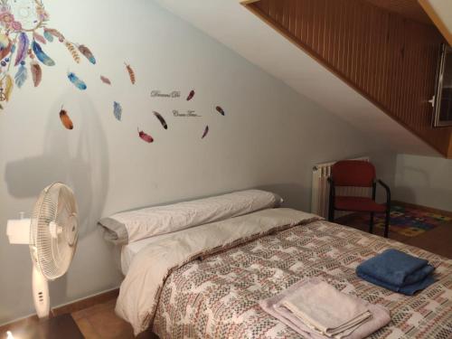 1 dormitorio con 1 cama, ventilador y escalera en Villa CiTe- jardines/BBQ/terrazas/ para familias, en Teruel