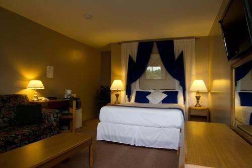 Ένα ή περισσότερα κρεβάτια σε δωμάτιο στο Knights Inn Lindsay