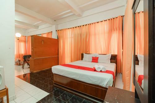 Gallery image of RedDoorz @ Tuktuk Danau Toba in Tuk Tuk