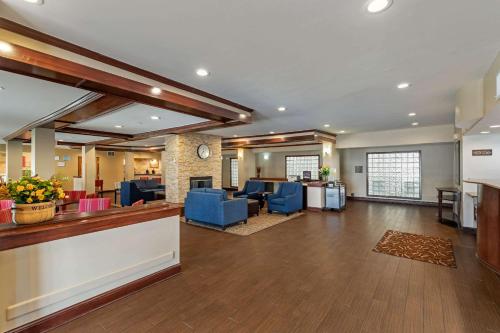 a lobby with blue chairs and a waiting room at Comfort Suites North Dallas in Dallas