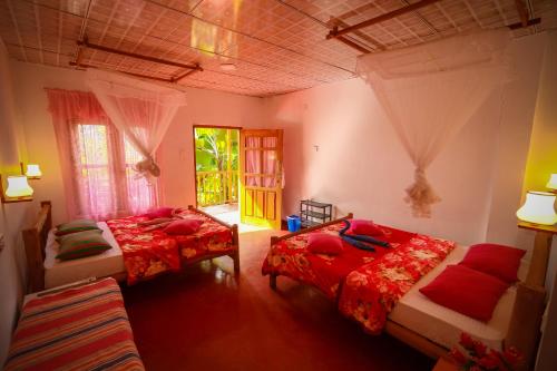 1 dormitorio con 2 camas y ventana en New Green View Resort, en Ella