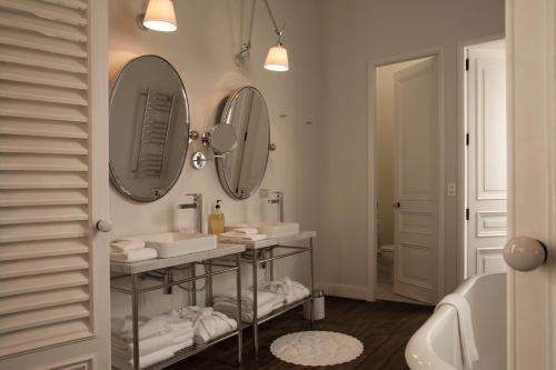 Um banheiro em Hotel B