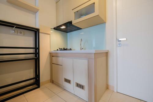 Η κουζίνα ή μικρή κουζίνα στο Spacious 2BR Apartment at The Springlake Summarecon Bekasi By Travelio