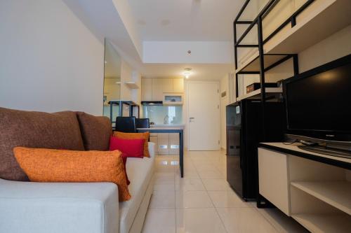 Η κουζίνα ή μικρή κουζίνα στο Spacious 2BR Apartment at The Springlake Summarecon Bekasi By Travelio
