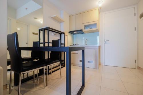 Η κουζίνα ή μικρή κουζίνα στο Spacious 2BR Apartment at The Springlake Summarecon Bekasi By Travelio