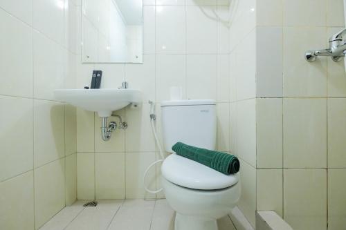 Ένα μπάνιο στο Spacious 2BR Apartment at The Springlake Summarecon Bekasi By Travelio
