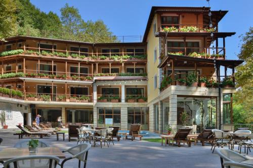 a hotel with tables and chairs in a courtyard at Hotel Saint Nedelya in Kolarovo