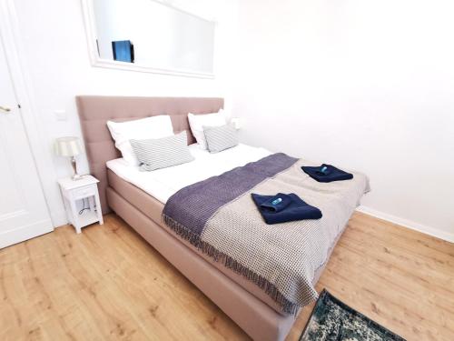 - une chambre avec un lit et 2 serviettes dans l'établissement Lovely-Flats "Kamminer VH", à Berlin