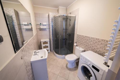 a bathroom with a shower and a toilet and a sink at Apartament z dużym balkonem Osiedle Zwycięzców in Polanica-Zdrój