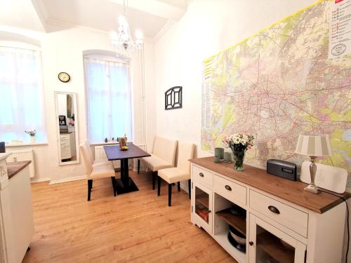 une chambre avec une carte sur le mur et une table dans l'établissement Lovely-Flats "Kamminer VH", à Berlin