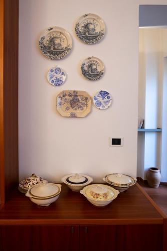 a bunch of plates are hanging on a wall at Il Rifugio in Pracchia