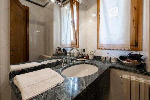 La salle de bains est pourvue d'un lavabo et d'un miroir. dans l'établissement Il Rifugio, à Pracchia