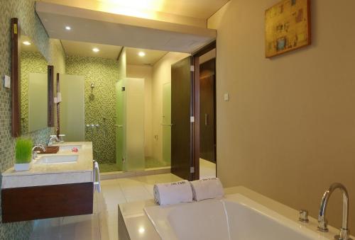 The Pade Hotel tesisinde bir banyo