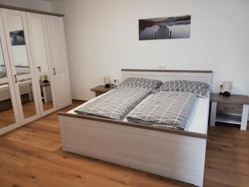 Posteľ alebo postele v izbe v ubytovaní Ferienwohnung Schmied 2