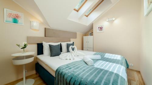 a bedroom with a bed with a blue and white blanket at Apartamenty EverySky - Nad Łomnicą 1E-2B in Karpacz