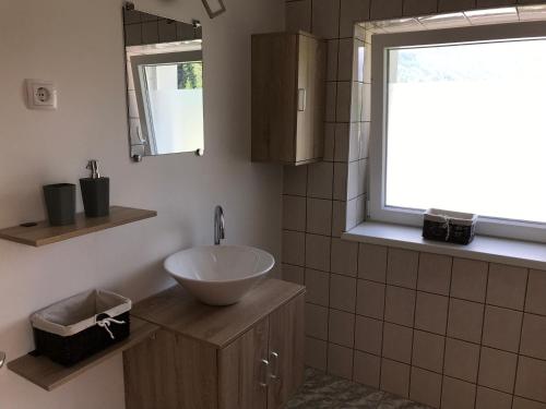 baño con lavabo y ventana en Apartma EVA&MATIC, en Kranjska Gora