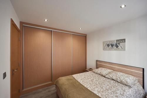 Le PinにあるA L'Ombre du Pin "6" - Bright T2 near Disneyland and Paris, 1-4 Guestsのベッドルーム1室(ベッド1台、大型クローゼット付)