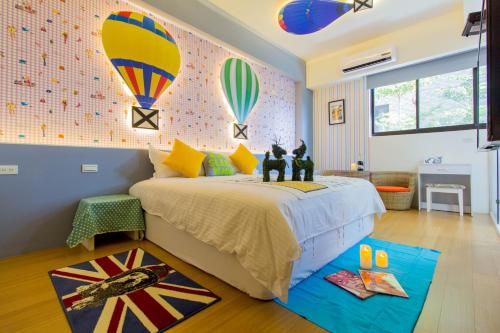 Postel nebo postele na pokoji v ubytování 宜蘭包棟民宿 比薩斜塔villa