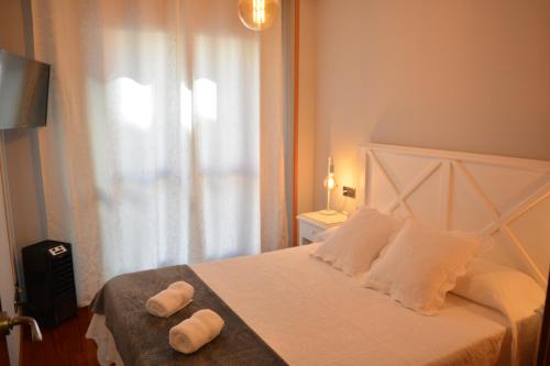 - une chambre avec un lit et 2 serviettes dans l'établissement Apartamento Edificio Plaza Gran Vía, à Salamanque