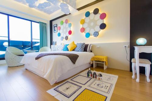- une chambre avec un lit blanc et une grande fenêtre dans l'établissement 宜蘭包棟民宿 比薩斜塔villa, à Wujie