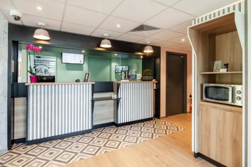 Una cocina o zona de cocina en B&B HOTEL Igny Palaiseau