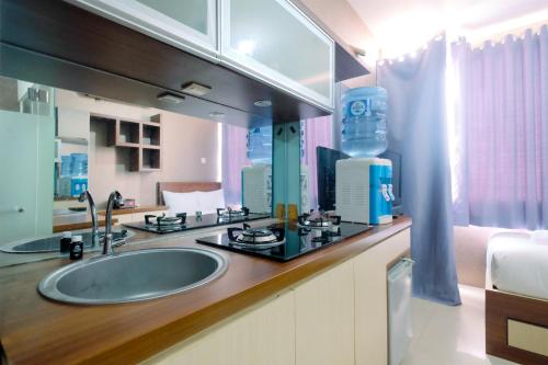 Φωτογραφία από το άλμπουμ του Compact Studio Saladdin Mansion Apartment By Travelio σε Depok