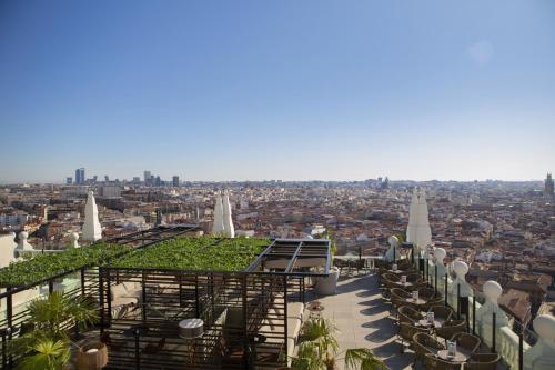 einen Blick auf die Stadt von oben in der Unterkunft Riu Plaza España in Madrid