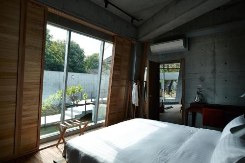 安平的住宿－毛屋，一间卧室设有一张床和一个大窗户