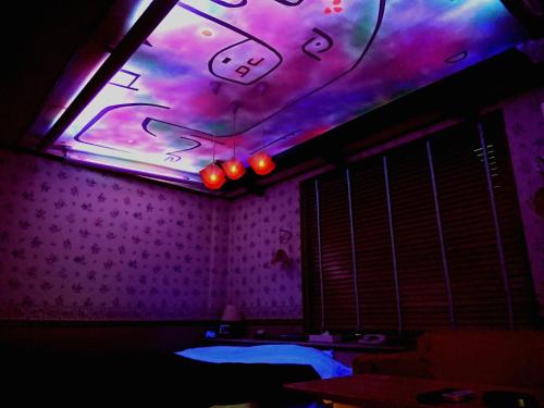 une chambre dotée d'un plafond avec des notes musicales. dans l'établissement HOTEL CIMA Ⅱ ( Adult Only ), à Kotohira