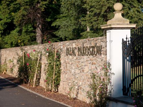 a stone wall with a sign that reads no apology at Pałac Pakoszów Schlosshotel Wernersdorf in Jelenia Góra