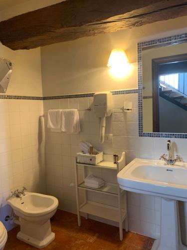 Um banheiro em Castello La Rocchetta