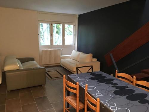 ein Wohnzimmer mit Tisch und Couch in der Unterkunft Nice appartment between Orly airport and Paris in Bagneux