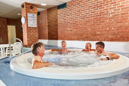 un grupo de personas en una bañera de hidromasaje en St. Margaret's Hotel, en Saint Margaretʼs at Cliffe