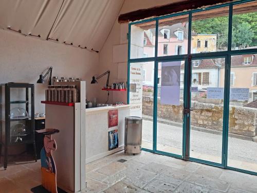 トネールにあるLa Ferme de la Fosse Dionneの窓付きの客室で、キッチン(冷蔵庫付)が備わります。