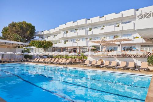 a swimming pool in front of a hotel at Hotel Rocamarina - Adults Only in Cala d´Or