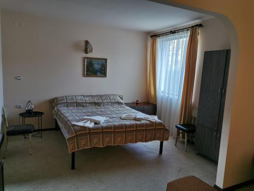 Un pat sau paturi într-o cameră la Комплекс Антик