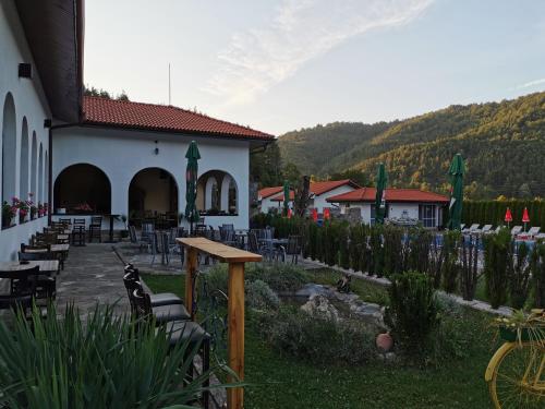 a building with chairs and a table in a yard at Комплекс Антик in Troyan