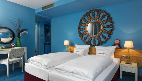 Llit o llits en una habitació de 25hours Hotel The Goldman