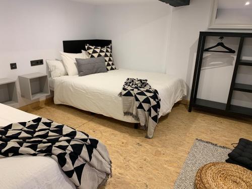 1 dormitorio con 1 cama con sábanas blancas y negras en La Casa de Pablo AT-47-44, en Valladolid