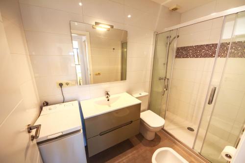 A bathroom at Apartamentos Montalvo Leiro