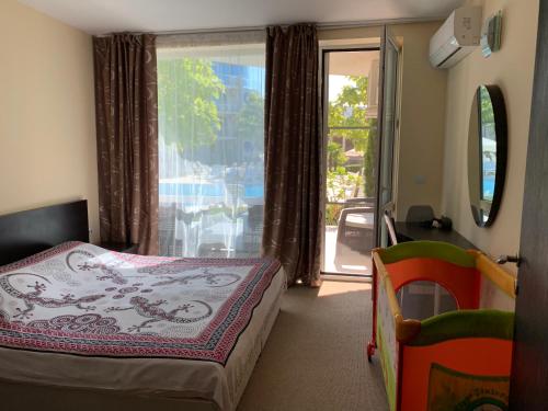 1 dormitorio con 1 cama y puerta corredera de cristal en Apartment with terrace in Spa Complex en Burgas