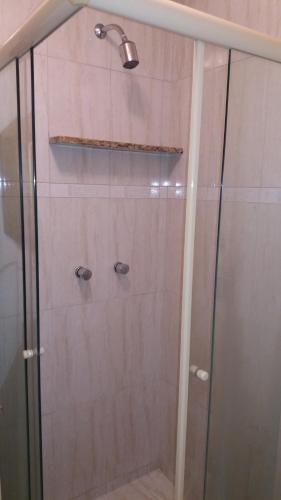 eine Dusche mit Glastür im Bad in der Unterkunft Paradise Room in Rio de Janeiro