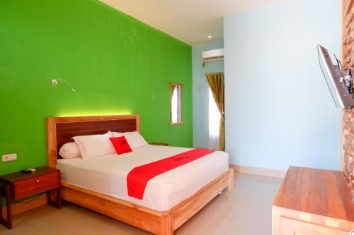 เตียงในห้องที่ RedDoorz near Taman Makam Pahlawan Tatura