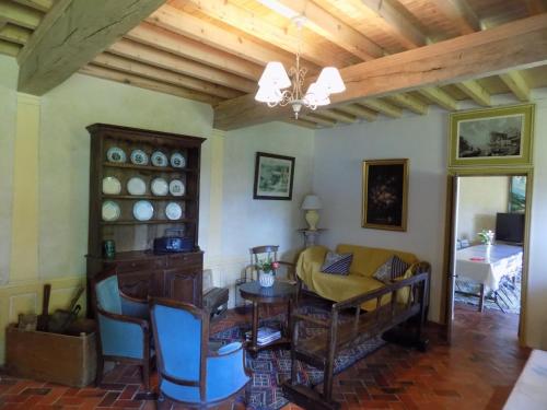 ein Wohnzimmer mit einem Tisch und einem Sofa in der Unterkunft Gîte des Demoiselles in Beauval