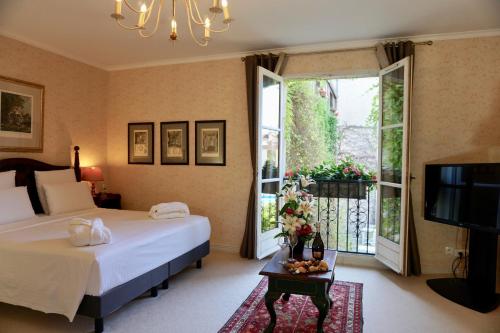 Una cama o camas en una habitación de Le Manoir de Gressy