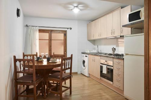 cocina con mesa y sillas en una habitación en La Troya, en Castellote