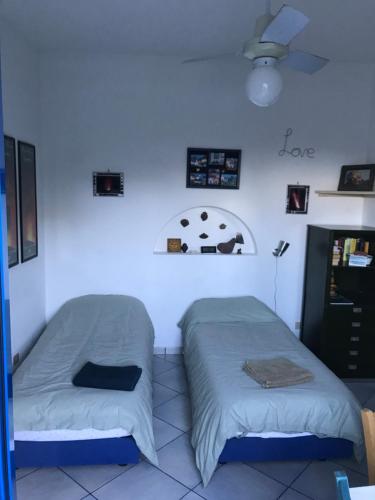 ストロンボリにあるCapperoのベッド2台が隣同士に設置された部屋です。