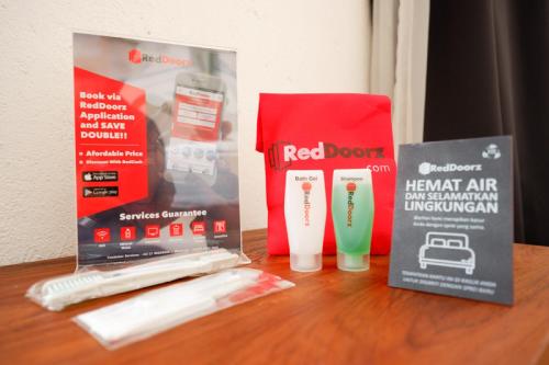 Сертификат, награда, вывеска или другой документ, выставленный в RedDoorz near RSUD Margono Purwokerto 3